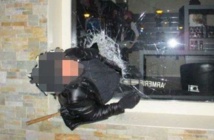 Insolite : Un cambrioleur reste coincé dans la vitrine du magasin, les gendarmes tweetent sa photo Insolite : Un cambrioleur reste coincé dans la vitrine du magasin, les gendarmes tweetent sa photo