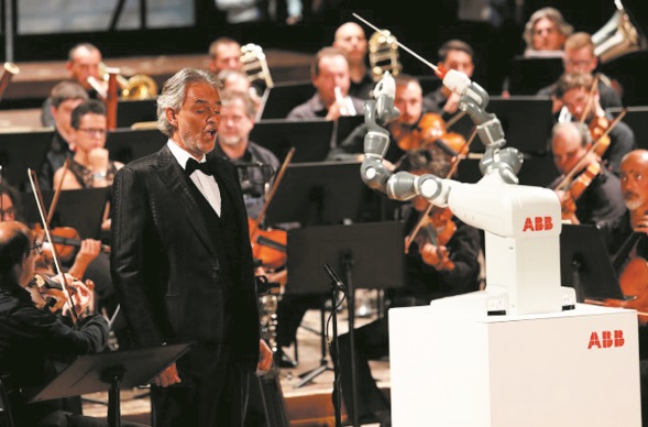 Le robot-chef d'orchestre vole la vedette au ténor Le robot-chef d'orchestre vole la vedette au ténor