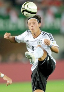 Mesut Özil rejoint Arsenal Mesut Özil rejoint Arsenal
