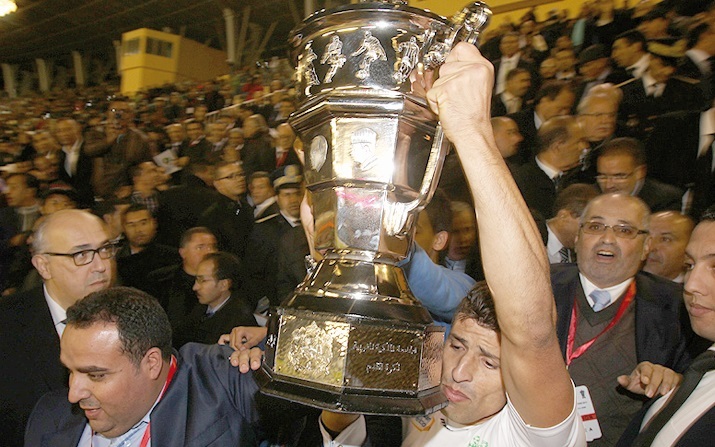 En recevant des mains de SAR le Prince Moulay Rachid sa première Coupe du Trône, le DHJ prive le Raja d’un huitième sacre En recevant des mains de SAR le Prince Moulay Rachid sa première Coupe du Trône, le DHJ prive le Raja d’un huitième sacre
