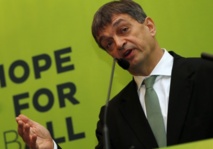 Jérôme Champagne en trouble-fête lance la campagne pour la présidence de la FIFA Jérôme Champagne en trouble-fête lance la campagne pour la présidence de la FIFA