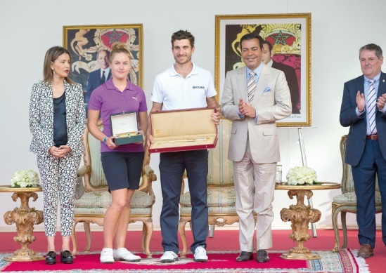 Leurs Altesses Royales, le Prince Moulay Rachid et la Princesse Lalla Meryem ont présidé, dimanche au golf du Palais Royal d'Agadir, a cérémonie de remise des prix aux vainqueurs de la 41ème édition du Trophée Hassan II et de la 20ème édition de la Coupe Lalla Meryem de golf. Leurs Altesses Royales, le Prince Moulay Rachid et la Princesse Lalla Meryem ont présidé, dimanche au golf du Palais Royal d'Agadir, a cérémonie de remise des prix aux vainqueurs de la 41ème édition du Trophée Hassan II et de la 20ème édition de la Coupe Lalla Meryem de golf.