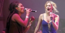 Un concert exceptionnel a réuni, samedi dernier, Oum et Joss Stone sur la même scène.. Un concert exceptionnel a réuni, samedi dernier, Oum et Joss Stone sur la même scène..