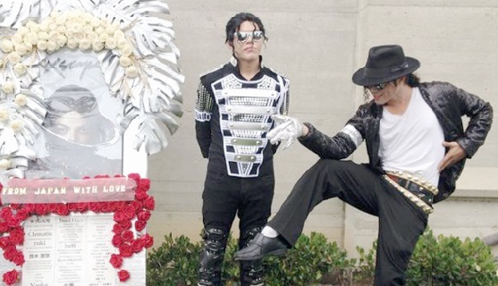 Cinq ans après sa mort, le mausolée de Michael Jackson fleuri Cinq ans après sa mort, le mausolée de Michael Jackson fleuri