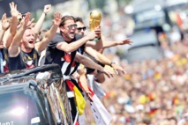 Foule à Berlin pour acclamer la Nationalmannschaft Foule à Berlin pour acclamer la Nationalmannschaft