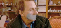 Houellebecq joue les otages dans une comédie truculente Houellebecq joue les otages dans une comédie truculente
