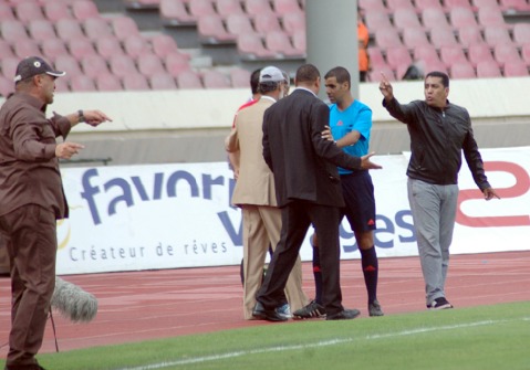 Décidément, Rachid Taoussi ne rate pas une seule occasion pour faire des siennes. Après le but d’égalisation de l’AS FAR, il a manifesté excessivement, voire de manière indigne et obscène, sa joie. Ce qui n’a pas été du goût du banc de touche des Verts, notamment leur secrétaire administratif Redouane Tantaoui qui n’a pas apprécié l’attitude inconvenante de l’ex-sélectionneur national qui n’en fait, hélas, qu’à sa tête. Décidément, Rachid Taoussi ne rate pas une seule occasion pour faire des siennes. Après le but d’égalisation de l’AS FAR, il a manifesté excessivement, voire de manière indigne et obscène, sa joie. Ce qui n’a pas été du goût du banc de touche des Verts, notamment leur secrétaire administratif Redouane Tantaoui qui n’a pas apprécié l’attitude inconvenante de l’ex-sélectionneur national qui n’en fait, hélas, qu’à sa tête.
