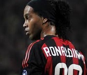 Ronaldinho menacé d'exclusion par son club Ronaldinho menacé d'exclusion par son club