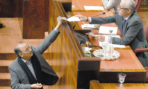 Le député PAM Mohamed Achrourou présentant sa démission au président de la Chambre des représentants. Le député PAM Mohamed Achrourou présentant sa démission au président de la Chambre des représentants.