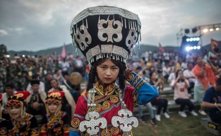 Au Sichuan, la Fête des Torches de l'ethnie Yi illumine les collines Au Sichuan, la Fête des Torches de l'ethnie Yi illumine les collines