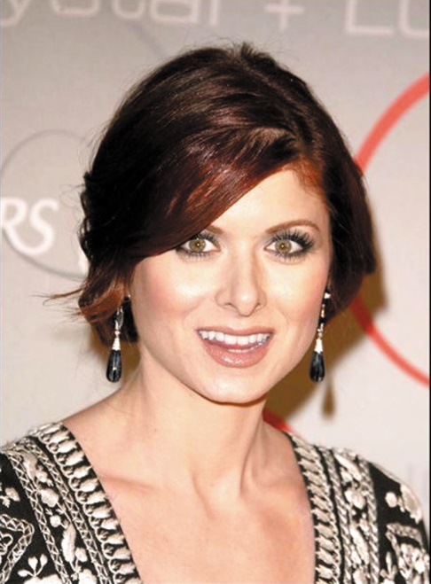 Pseudos de stars pour passer incognito : DEBRA MESSING DEVIENT... Pseudos de stars pour passer incognito : DEBRA MESSING DEVIENT...
