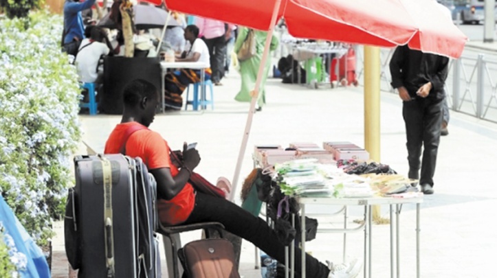 Ces "Ferrachas" et commerçants subsahariens qui transforment les chaussées en véritable souk Ces "Ferrachas" et commerçants subsahariens qui transforment les chaussées en véritable souk