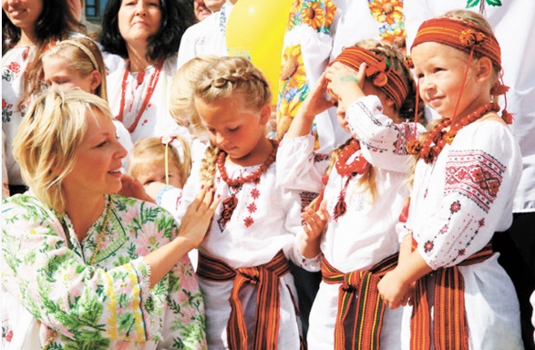 La chemise brodée ukrainienne à la conquête de la mode La chemise brodée ukrainienne à la conquête de la mode