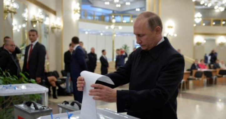 Le parti pro-Kremlin de Poutine remporte une écrasante majorité à la Douma Le parti pro-Kremlin de Poutine remporte une écrasante majorité à la Douma