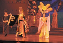 La troupe de Shanghai de chant et de danse émerveille le public gadiri