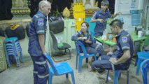 Dans le chaos des rues de la capitale laotienne, de rares secouristes bénévoles