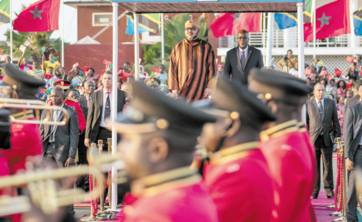L’arrivée du Souverain à Dar es Salam où il a été accueilli par le président John Pombe Magufuli.