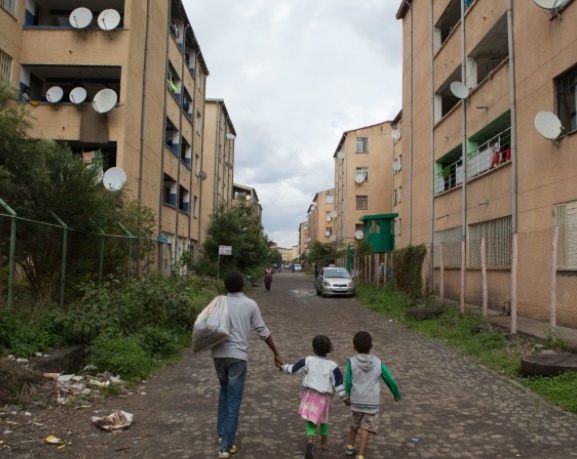Les grands ensembles de banlieues remplacent les taudis à Addis-Abeba Les grands ensembles de banlieues remplacent les taudis à Addis-Abeba