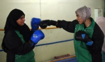 Un insolite duo de boxeuses mère-fille au Pakistan