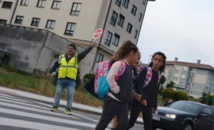 En Espagne, des enfants heureux d'aller seuls à l'école