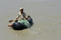 Cruelle et risquée, la pêche "au générateur" fait des ravages au Pakistan