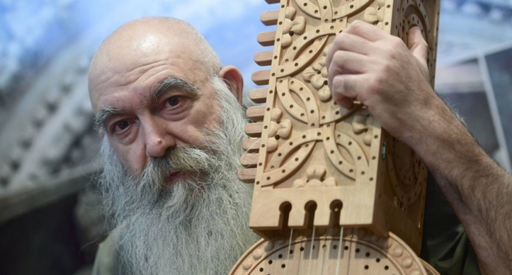 Des luthiers ressuscitent des instruments médiévaux à partir de sculptures Des luthiers ressuscitent des instruments médiévaux à partir de sculptures