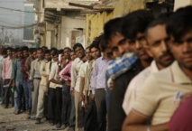 Insolite : Faire la queue devant la banque Insolite : Faire la queue devant la banque