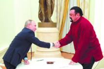 Poutine remet un passeport russe à l'Américain  Steven Seagal