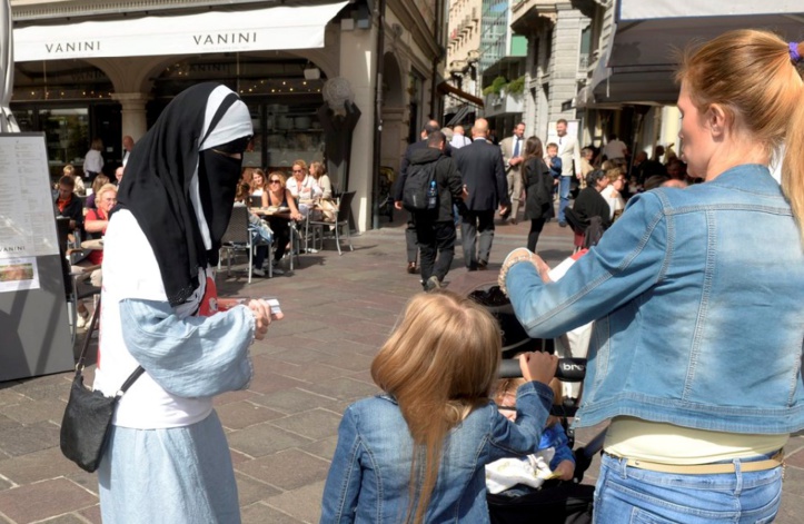 Les députés néerlandais votent l'interdiction du voile intégral dans certains lieux publics Les députés néerlandais votent l'interdiction du voile intégral dans certains lieux publics
