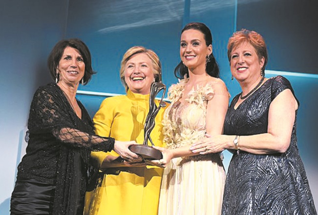 Katy Perry honorée par Hillary Clinton
