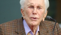 Kirk Douglas, légende de l'âge d'or hollywoodien, fête ses 100 ans