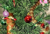 Insolite : Un serpent-tigre dans le sapin