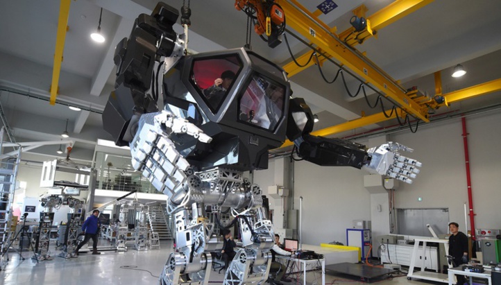 Les premiers pas d'un robot géant Les premiers pas d'un robot géant
