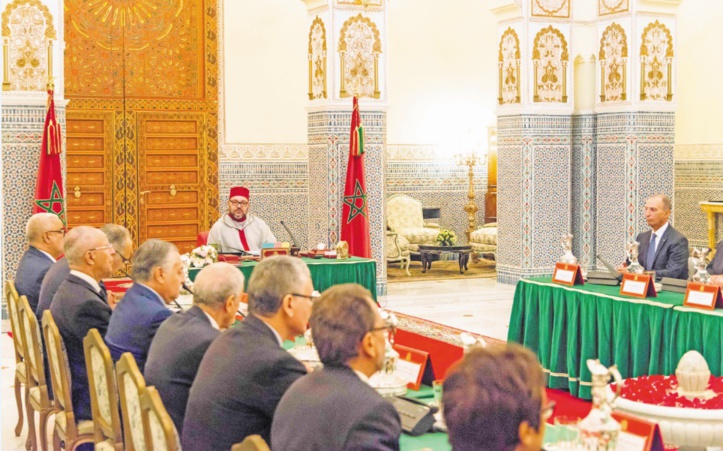 S.M le Roi présidant le Conseil des ministres tenu mardi au Palais Royal de Marrakech.            							         Ph. MAP