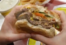 Insolite : Des double-cheeseburgers pour les SDF