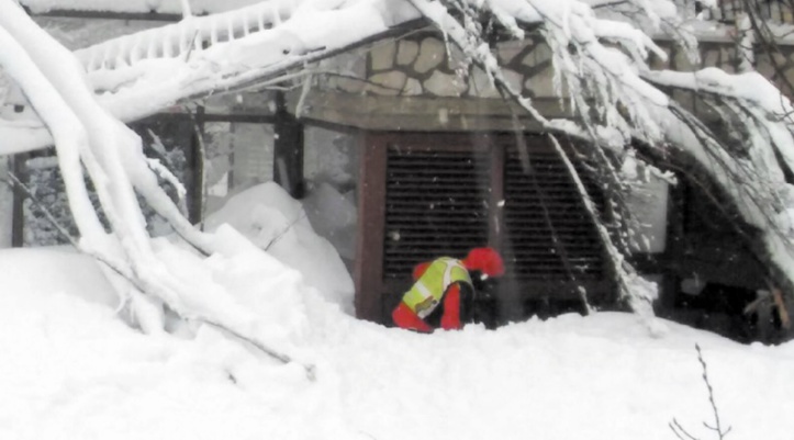 6 survivants dans l'hôtel enseveli en Italie 6 survivants dans l'hôtel enseveli en Italie