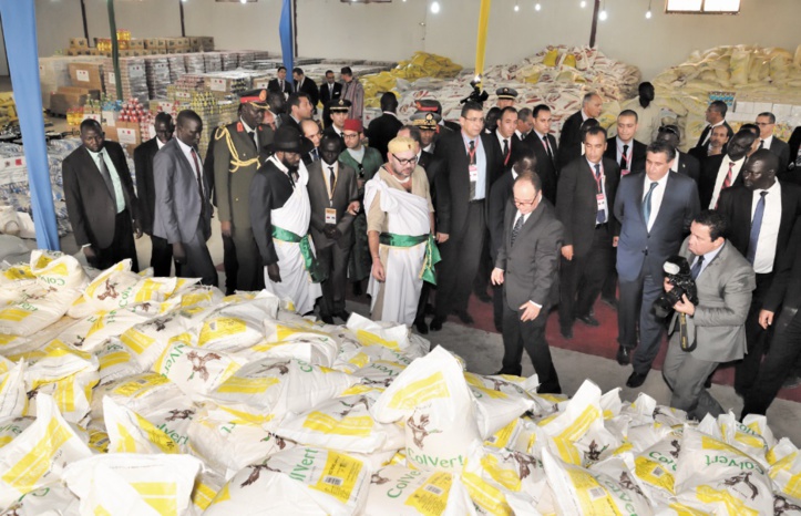 Don humanitaire Royal au profit de la population Sa Majesté le Roi Mohammed VI, accompagné du Président de la République du Soudan du Sud, Salva Kiir Mayardit, a procédé, jeudi à Juba à la remise d'un important don humanitaire au profit de la population de ce pays de l'Afrique de l’Est. Le don Royal offert par la Fondation Mohammed VI pour le Développement durable, et qui s’inscrit dans le cadre de la solidarité agissante du Royaume du Maroc avec les pays frères du continent africain, est composé de 267,5 tonnes de différentes denrées alimentaires. Il comprend également 70 tonnes de tentes, 10 tonnes de couvertures et 10 tonnes d’équipements de cuisson destinés aux populations sud-soudanaises du camp des déplacés. Ph. MAP Don humanitaire Royal au profit de la population Sa Majesté le Roi Mohammed VI, accompagné du Président de la République du Soudan du Sud, Salva Kiir Mayardit, a procédé, jeudi à Juba à la remise d'un important don humanitaire au profit de la population de ce pays de l'Afrique de l’Est. Le don Royal offert par la Fondation Mohammed VI pour le Développement durable, et qui s’inscrit dans le cadre de la solidarité agissante du Royaume du Maroc avec les pays frères du continent africain, est composé de 267,5 tonnes de différentes denrées alimentaires. Il comprend également 70 tonnes de tentes, 10 tonnes de couvertures et 10 tonnes d’équipements de cuisson destinés aux populations sud-soudanaises du camp des déplacés. Ph. MAP