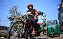 “Crazy Auntie ” , seule femme cyclo-rickshaw du Bangladesh “Crazy Auntie ” , seule femme cyclo-rickshaw du Bangladesh
