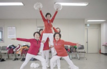 Des pom-pom girls aux cheveux d'argent Des pom-pom girls aux cheveux d'argent