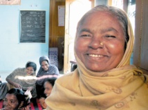 En Inde, apprendre à lire et à écrire à "l'école des grands-mères"