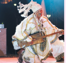 Maâlem Omar Hayat enflamme la scène de l’Institut français d’Essaouira Maâlem Omar Hayat enflamme la scène de l’Institut français d’Essaouira
