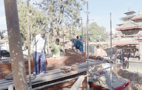 Le patrimoine du Népal menacé par une reconstruction bâclée Le patrimoine du Népal menacé par une reconstruction bâclée