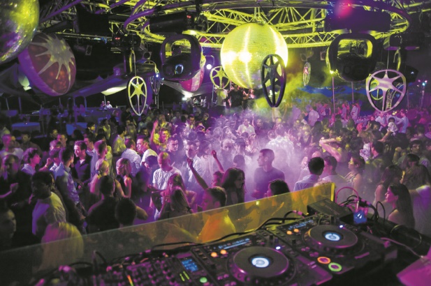 Une boîte de nuit fermée en Tunisie pour diffusion d’un mix contenant un appel à la prière Une boîte de nuit fermée en Tunisie pour diffusion d’un mix contenant un appel à la prière