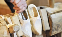 Aux Pays-Bas, les derniers sabotiers défendent leur art Aux Pays-Bas, les derniers sabotiers défendent leur art