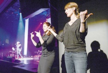 Grâce au "chansigne", des sourds accèdent au plaisir des concerts Grâce au "chansigne", des sourds accèdent au plaisir des concerts