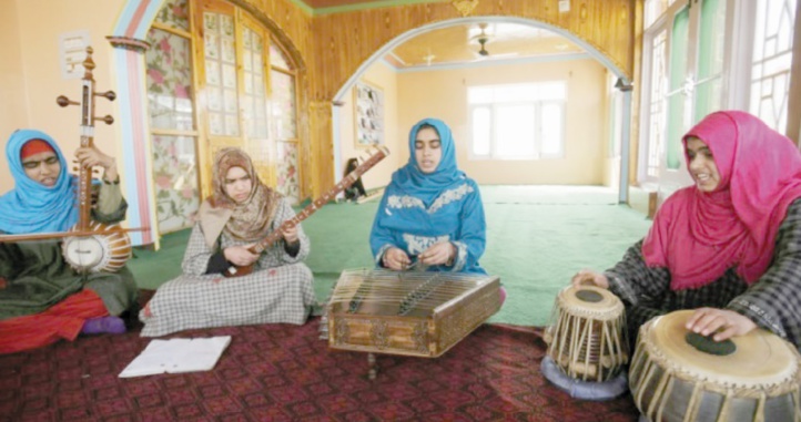 Au Cachemire, des filles préservent les traditions musicales soufies