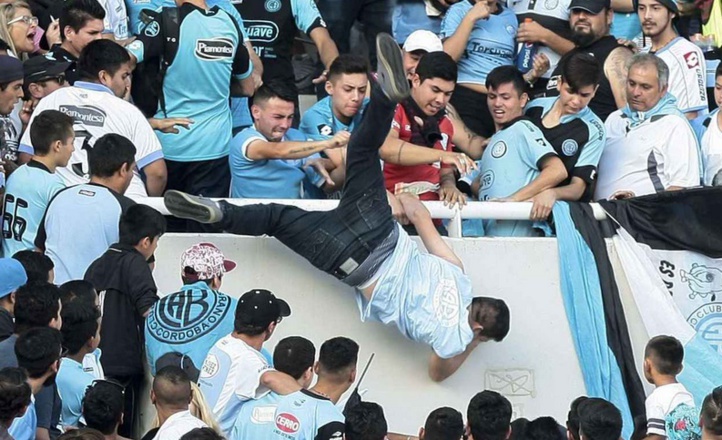 Argentine: le supporter jeté d'une tribune à Cordoba est décédé Argentine: le supporter jeté d'une tribune à Cordoba est décédé