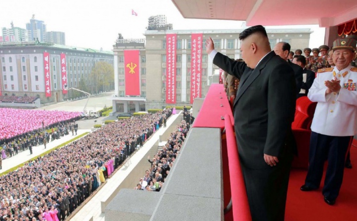 Derrière les parades nord-coréennes, le culte de la dynastie des Kim
