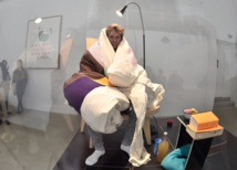 Insolite : Après trois semaines de couvaison, Abraham Poincheval a donné vie à un poussin Insolite : Après trois semaines de couvaison, Abraham Poincheval a donné vie à un poussin