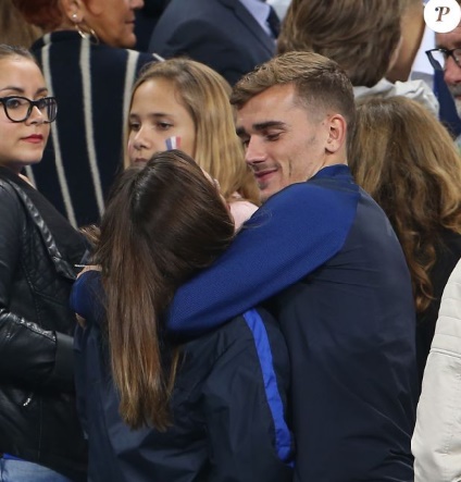 Antoine Griezmann : Amoureux discret, il s'affiche avec sa belle Erika Antoine Griezmann : Amoureux discret, il s'affiche avec sa belle Erika
